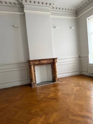 <p><span>Te huur: een polyvalente ruimte van ongeveer </span><strong><span>430 m², gelegen op de 1e verdieping zonder lift</span></strong><span>, bestaande uit verschillende afzonderlijke ruimtes.</span></p>
<p><span>De indeling biedt tal van mogelijkheden en is onder meer geschikt voor </span><strong><span>kantoren, fotostudio’s, creatieve activiteiten, opleidingen, workshops, coworking of andere professionele activiteiten</span></strong><span>.</span></p>
<p><span>Het pand is </span><strong><span>uitsluitend beschikbaar voor een huurovereenkomst van korte duur</span></strong><span>. Verbouwingen of aanpassingswerken zijn niet toegestaan.<br /><br />De prijs is ALL-IN.</span></p>
<p><span>Een ideale oplossing voor professionals die op zoek zijn naar een ruime en onmiddellijk bruikbare ruimte, zonder langetermijnengagement.</span></p>