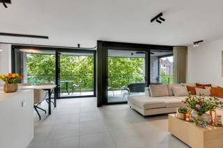 In het bruisende centrum van Genk, in de centrale Kapelstraat, bevindt zich dit uitzonderlijk appartement van 121 m² (bj 2022), afgewerkt tot in...