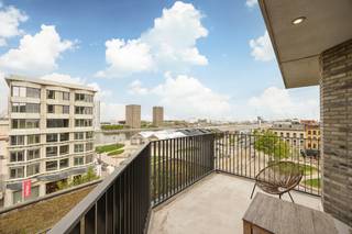 Aan het Schengenplein, in de populaire Cadixwijk op ’t Eilandje, bevindt zich dit instapklare appartement van 82 m² met twee terrassen van samen 23 m2 op de 4de verdieping van residentie Cadiz (2011).<br /><br />De ligging is een grote troef: je woont hier in een hedendaagse en vlot bereikbare buurt, op wandelafstand van het water, het MAS en tal van winkels en horecazaken. Een levendige omgeving met alles binnen handbereik, zonder in te boeten aan rust.<br /><br />Binnenin biedt het appartement een praktische en aangename indeling. De leefruimte met open keuken en centraal keukeneiland vormt het hart van de woning en sluit naadloos aan op twee terrassen, waar je de hele dag door van de zon kan genieten. Deze buitenruimtes zorgen voor een sterke meerwaarde en extra wooncomfort.<br /><br />Verder beschikt het appartement over twee volwaardige slaapkamers, een badkamer met inloopdouche, een apart toilet en een praktische berging.<br />Dankzij de bouw uit 2011 en aluminium ramen met hoogrendementsglas woon je hier energiezuinig en comfortabel (EPC-label B).<br /><br />Een ondergrondse staanplaats kan aangekocht worden voor €30.000.<br /><br />Een comfortabel appartement met veel buitenruimte op een sterke locatie, ideaal voor eigen bewoning of als investering.<br /><br />Voor meer info of een bezoek: 03 225 00 68 of laura@wellimmo.net<br /><br />Bekijk de videotour, plannen, EPC en elektrische keuring via de Wellimmo-site (documenten).