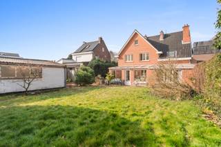 <p><u><strong>Te koop:</strong></u> halfopen woning in het centrum van Nossegem, op korte afstand van het treinstation en scholen.<br /><br />Deze woning uit 1963 biedt een comfortabele indeling en een rustige ligging in de woonkern van Nossegem. Dankzij het EPC-label D is er geen renovatieverplichting, wat u meteen zekerheid geeft. De ligging nabij het treinstation Nossegem maakt woon-werkverkeer eenvoudig, terwijl u toch geniet van de rust van het centrum.<br /><br /><u><strong>Belangrijkste ruimtes:</strong></u><br />• Ruime woonkamer (37,9 m²) met veel lichtinval<br />• Eetkamer (14,9 m²) aansluitend op de keuken (5,6 m²)<br />• Veranda (16,2 m²) met zicht op de tuin<br />• Vier slaapkamers (17,3 m²; 13,5 m²; 12,8 m²; 7,8 m²)<br />• Twee badkamers (4,0 m² en 5,5 m²)<br />• Zolder: mogelijkheid tot indeling in twee extra slaapkamers<br />• Inpandige garage/berging (21,3 m²) en garage in tuin (36,0 m²)<br />• Volledig onderkelderd: kelder (50,0 m²) handig voor extra opslag<br /><br /><u><strong>Troeven:</strong></u><br />• EPC-label D: geen renovatieverplichting<br />• Nabij treinstation Nossegem<br />• Rustige ligging in het centrum<br /><br />Meer informatie of een bezoek met Nicolas Geeraerts? Contacteer ons via +3223351115<br />JOUW DROOMHUIS. ZO GEVONDEN!</p>