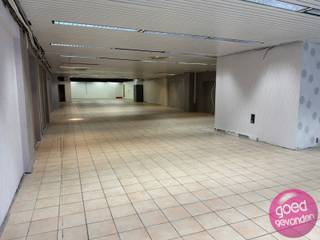 Handelspand met een oppervlakte van 420 m² gelegen in de Sint-Truiderstraat op enkele passen van de Grote Markt.Het pand heeft een gevelbreedte van...