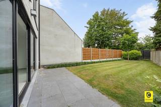 <p><span>Energiezuinig gelijkvloers appartement met terras en gemeenschappelijke tuin </span></p><p><span>Welkom in dit energiezuinige gelijkvloerse appartement, gelegen in een recent gebouwd appartementsgebouw aan de Schuurveldlaan. Hier geniet u van modern wooncomfort, een uitstekende label A en een aangename combinatie van binnen- en buitenruimte. Dankzij de energiezuinige technieken zoals de vloerverwarming, ventilatiesysteem type C+ én de aanwezige zonnepanelen, woont u hier niet alleen comfortabel maar ook bijzonder energie-efficiënt en toekomstgericht.</span></p><h2><span>Ligging</span></h2><p><span>Dit appartement heeft een zeer gunstige en strategische ligging aan de Schuurveldlaan, in de nabijheid van zowel het dorpscentrum van Wilrijk als Aartselaar. Daarnaast geniet u van een uitstekende verbinding naar de belangrijkste invalswegen richting Antwerpen en Brussel, wat deze locatie bijzonder interessant maakt voor pendelaars. U woont hier in een rustige woonomgeving met toch alle voorzieningen zoals winkels, scholen, horeca en openbaar vervoer binnen handbereik.</span></p><h2><span>Indeling</span></h2><p><span>Via de inkomhal, afgewerkt met een stijlvolle grijze tegelvloer, komt u meteen in een lichtrijke en aangename sfeer terecht. De inkomhal geeft toegang tot de verschillende ruimtes en leidt u verder naar de ruime leefruimte met open eilandkeuken.</span></p><p><span>De leefruimte geniet van uitzonderlijk veel natuurlijk licht dankzij de hoogrendements aluminium raampartijen over de volledige breedte. Deze bieden bovendien een mooi zicht op het privatieve terras en de gemeenschappelijke tuin. Twee ramen zijn voorzien van vliegenramen voor extra comfort. Via de schuifdeur bereikt u het privatieve terras van ca. 14 m², waar het heerlijk vertoeven is. De aanpalende gemeenschappelijke tuin voelt dankzij de beschutting quasi privatief aan en biedt een rustige groene omgeving om te ontspannen of gasten te ontvangen.</span></p><p><span>De open eilandkeuken is modern en hoogwaardig afgewerkt met onder meer een composiet werkblad en beschikt over alle hedendaagse toestellen: vaatwasser, oven, inductiekookplaat, koelkast, diepvries en voldoende kastruimte. Aansluitend bevindt zich een praktische berging met extra stockageruimte.</span></p><p><span>Verder bevindt zich links van de inkomhal de ruime slaapkamer, met voldoende plaats voor een dubbel bed en kastruimte. De badkamer is modern afgewerkt en voorzien van een inloopdouche, lavabo en handdoekradiator. Daarnaast is er nog een aparte technische ruimte met aansluiting voor wasmachine en droogkast.</span></p><p><span>In de ondergrondse verdieping beschikt u over een zeer ruime kelderberging, bereikbaar via lift of trap. Tevens is er een gemeenschappelijke fietsenberging aanwezig. De ondergrondse autostaanplaats dient verplicht mee aangekocht te worden voor een vraagprijs van 20.000 euro</span></p><p><span>Een extra troef is dat de aankoop kan gebeuren onder registratierechten (2%) in plaats van btw, wat financieel zeer interessant is.</span></p><h2><span>Troeven</span></h2><ul><li><span>Energiezuinig appartement met label A </span></li><li><span>Zonnepanelen aanwezig </span></li><li><span>Vloerverwarming </span></li><li><span>Ventilatiesysteem type C+ </span></li><li><span>Recent bouwjaar </span></li><li><span>Privatief terras en gemeenschappelijke tuin met quasi privatief gevoel </span></li><li><span>Zeer ruime kelderberging </span></li><li><span>Gemeenschappelijke fietsenberging </span></li></ul><p><span> </span></p><p><span>Dit appartement combineert comfort, luxe en een uitzonderlijk buitengevoel op een toplocatie in Wilrijk.</span></p><p><span> </span></p>