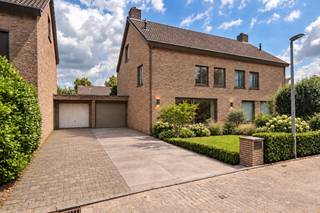 Eengezinswoning in <strong>kindvriendelijke</strong> omgeving met <strong>4 slaapkamers</strong> en ruime garage op een <strong>perceel van ca. 318 m²</strong>!<br /><br /><strong><span>INDELING</span></strong><br /><br /><strong>Gelijkvloers:<br /></strong><br />- Inkomhal met vestiaire en toilet<br />- Woon- eetkamer <br />- Keuken<br />- Garage <br /><br /><strong>Eerste verdieping:<br /></strong><br />- 3 ruime slaapkamers <br />- Badkamer met toilet, ligbad en douche<br /><br /><strong>Tweede verdieping:</strong><br />- Zolderverdieping bereikbaar via vaste trap. <br />- Ruime voorzolder met opstelling voor was- en droogapparatuur<br />- 4e slaapkamer mogelijk<br /><br />Volledig omheinde tuin met terras. <br /><br />BIJZONDERHEDEN:<br />- Vlakbij de Nederlandse grens gelegen<br />- Scholen in directe omgeving