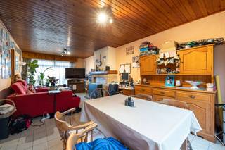 In een rustige straat vlak bij het centrum van Turnhout, met winkels op wandelafstand en een vlotte aansluiting op de E34, bevindt zich deze te renoveren gezinswoning. <br /><br />Bij het betreden van de woning kom je in de inkomhal die toegang biedt tot de leefruimte en de keuken. De keuken grenst aan een aanpalende ruimte met uitbreidingsmogelijkheden, ideaal voor wie droomt van een ruime open keuken. Op het gelijkvloers bevindt zich verder nog een apart toilet. <br /><br />Op de bovenverdieping vind je 3 volwaardige slaapkamers en een badkamer met douche. De zolderruimte biedt extra bergruimte. <br /><br />Achteraan beschikt de woning over een terras en een ruime stadstuin, waar je in alle privacy kan genieten van het buitenleven. Hoewel er geen private parkeerplaats aanwezig is, is er steeds voldoende parkeergelegenheid in de straat.<br /><br />Dit pand is onderworpen aan de renovatieverplichting van de Vlaamse overheid voor residentiële gebouwen (behoudens bij sloop binnen 5 jaar na de aankoop). Consulteer voor meer informatie de website van het Vlaams Energie- en Klimaatagentschap via https://www.vlaanderen.be/een-huis-of-appartement-kopen/renovatieverplichting-voor-residentiele-gebouwen.<br /><br />Troeven van deze woning:<br />- Rustige ligging nabij winkels en E34<br />- Ruime stadstuin met privacy<br />- Leuk renovatieproject met potentieel<br />- Voldoende parkeergelegenheid in de straat