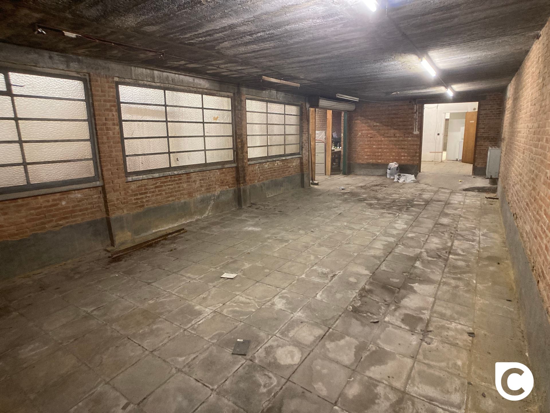 Magazijn met bureel op toplocatie! - foto 5