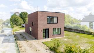 Ruime instapklare woning in Haacht | TE KOOP<br /><br />Op zoek naar een instapklare woning in Haacht met ruimte, licht en een groene omgeving? Deze moderne open bebouwing combineert hedendaags wooncomfort met een uitzonderlijk aangename setting.<br /><br />De woning werd totaal gerenoveerd in 2023 en biedt met 201 m² bewoonbare oppervlakte alle ruimte voor comfortabel gezinsleven. De moderne uitstraling, de lichtrijke leefruimtes en de aangename indeling creëren een warme en eigentijdse sfeer. Met vier slaapkamers en twee badkamers is deze woonst bovendien bijzonder geschikt voor gezinnen.<br /><br />Ook buiten valt er heel wat te beleven. De grote tuin met bos zorgt voor een groen en rustig gevoel, terwijl de ruime oprit en dubbele garage voor voldoende parkeermogelijkheden zorgen. Dankzij de ligging aan de Wijgmaalsesteenweg geniet je bovendien van een vlotte bereikbaarheid richting Haacht en omliggende gemeenten.<br /><br />Wil je deze woning in Haacht zelf ontdekken? Vraag je bezoek aan bij Immo Francois. Onze makelaars zijn actief in Rotselaar, Werchter, Wezemaal, Wijgmaal, Wilsele, Haacht, Tildonk, Wakkerzeel, Keerbergen, Tremelo, Baal, Herent en Leuven.<br /><br />Denk je eraan om je woning in Haacht te verkopen? Neem vrijblijvend contact op met Pieter van Immo Francois in Rotselaar voor een gratis schatting via rotselaar@immofrancois.be.<br /><br />
