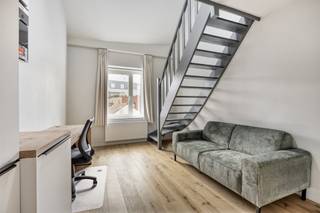 <p>**Vraag uw brochure/bezoek aan**<br /><br />De Brusselsestraat is een van de oudste en belangrijkste toegangswegen tot het centrum van Leuven. De straat ontleent haar naam aan de historische verbindingsweg tussen Leuven en Brussel. Oorspronkelijk was deze straat opgedeeld in drie delen, elk met een eigen benaming.<br />Residentie Vinea bevindt zich specifiek in het deel genaamd de Wijngaardstraat, waarvan de residentie ook haar naam afleidt. Dit pand geniet van een uitstekende ligging in het hart van Leuven, in de onmiddellijke nabijheid van diverse faculteiten, voorzieningen en het UZ Gasthuisberg.<br />De residentie omvat 8 studentenkamers, elk uitgerust met eigen sanitair. Op het gelijkvloers is een inpandige fietsenstalling voorzien, terwijl de eerste verdieping beschikt over een gemeenschappelijke keuken met een aangenaam terras. Naast de functionele indeling zorgen de kwalitatieve materiaalkeuze en de hoogwaardige afwerking voor een duidelijke meerwaarde en een hedendaagse uitstraling van het gebouw.<br /><br />UNIT 00.01: Kamer gelijkvloerse verdieping aan de voorzijde (15,84 m2) met privatieve badkamer.<br />UNIT 01.01: Kamer eerste verdieping aan de voorzijde (16,76 m2) met privatieve badkamer<br />UNIT 01.02: Kamer eerste verdieping aan de achterzijde (20,86 m2) met privatief terras en badkamer<br />UNIT 02.01: Kamer tweede verdieping aan de voorzijde (16,76 m2) met privatieve badkamer<br />UNIT 02.02: Kamer tweede verdieping aan de achterzijde (15,77 m2) met privatieve badkamer<br />UNIT 02.03: Kamer tweede verdieping aan de achterzijde (15,35 m2) met privatieve badkamer<br />UNIT 03.01: Kamer derde verdieping aan de voorzijde (16,76 m2) met hoogslaper en privatieve badkamer<br />UNIT 03.02: Kamer derde verdieping aan de achterzijde (15,00 m2) met hoogslaper en privatieve badkamer<br /><br />Interesse in een bezoek ter plaatse? Met plezier ! Contacteer onze Expert Investeringsvastgoed Jacky: 0495 53 46 49 of jacky@connect-immo.be<br /><br />EPB Startverklaring!<br />*Foto's zijn referenties van voorgaande gerealiseerde projecten</p>