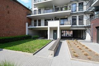 Op een toplocatie in Antwerpen stellen wij u dit luxueus, prachtig afgewerkt 2 slaapkamer appartement van ca. 95m2 voor. Gelegen in residentie CADIXDOK, op het bruisende Eilandje. Volledig ingericht met zeer kwalitatieve materialen en voorzien van maatwerk ingemaakte kasten biedt het appartement een strak, modern design met warme accenten en optimaal wooncomfort.Indeling: Moderne inkomhal met vestiaire. Lichte leefruimte (ca. 35m2) met grote raampartijen en kersenhouten wandkast dewelke aansluit op een ruim, zonnig terras van ca. 16m2 met zicht op de binnentuin en een rustgevende waterpartij. Het terras is voorzien van berging, verlichting, stopcontacten, wateraansluiting en terrasverwarmer. Open keuken met hoogwaardige afwerking Aansluitend is er een praktische berging met aansluitingen voor wasmachine en droogkast. Via de nachthal bereikt u de twee slaapkamers (ca. 14m2 en 13m2), beide voorzien van ingemaakte kasten. De master beschikt over een en-suite badkamer met inloopdouche, dubbele lavabo, handdoekdroger en toilet. De tweede badkamer is eveneens voorzien van een inloopdouche, lavabo en toilet. Beide badkamers zijn afgewerkt met marmeren bladen.Extra's: grote raampartijen met zonwering/lamellen. Parketvloeren in de leefruimte en slaapkamers voor een warme uitstraling. Beschikbaar vanaf 1/10/2026Parking verplicht mee af te nemen: 100 €/maand - Gemeenschappelijke lasten: 135 €/maandTelefonisch worden er geen afspraken ingepland. Gelieve te reageren via het contactformulier.