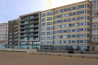 Ontdek dit prachtige appartement met 1 slaapkamer in het hart van Mariakerke, Oostende, en laat je betoveren door het adembenemende uitzicht op de zee vanop een 6<sup>de</sup> verdieping. Dankzij de grote ramen tot op de grond kun je elke dag genieten van het panoramische zeezicht, waar de horizon en de golven samenkomen in een adembenemend schouwspel.<br /><br />Het appartement is licht en modern, met een open indeling die een ruimtelijk gevoel biedt. De woonkamer is het perfecte plek om te ontspannen en waar je van het uitzicht kunt genieten.<br />De halfopen keuken is uitgerust met elektrisch kookvuur, koelkast en veel bergruimte.<br />De badkamer is uitgerust met ligbad en lavabo. De slaapkamer is comfortabel en biedt een oase van rust.<br /><br />Dit appartement is de ideale uitvalsbasis voor wie houdt van het leven aan zee, met alle voorzieningen van Oostende binnen handbereik. Perfect voor zowel permanente bewoning als als vakantieverblijf.<br />Mis deze unieke kans niet om te wonen met zicht op de zee! Neem snel contact met ons via telefoon op 0495/50.69.20 of via e-mail naar nicolas@jolieinvest.be voor meer informatie of een bezichtiging.<br /><br />Inclusief berging in het gebouw.<br />Fietsenberging aanwezig.<br />Interessant als investering, verhuring via ons kantoor mogelijk!<br />Het appartement scoort uitstekend op vlak van energie => EPC: 198 kWh/m²<br />Schrijnwerk: PVC-Hoogrendementsbeglazing<br />Verwarming: Aardgas<br />Vernieuwde gevel in 2018<br />Vernieuwde lift in 2020<br />Dakisolatie geplaatst in 2020<br />Lage syndickosten<br />Gratis parking op 150 meter<br /><br /><br /><br />