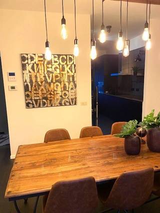 Prachtig gemeubeld appartement met één slaapkamer met zicht op het Kempischdok ,jachthaven op het tweede verd ; Indeling hal ,living met open geinstalleerde keuken , badkamer met inloopdouche , apart toilet , berging , slaapkamer het appartement is volledig gemeubeld voorzien van huisraad prijs is all in met gemeenschappelijke kosten en nutsvoorzieningen
prijs 1.800 € uiterst geschikt voor expats !!!!!!!! Epeil 47 , A attest beschikbaar 1 september !!!!!