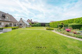 Op zoek naar ruimte, comfort en een uitzonderlijke woonbeleving in een groene omgeving van de 'Grote Thems'? <br />Deze stijlvolle villa combineert een doordachte indeling, hoogwaardige afwerking en een prachtige buitenruimte tot de ideale gezinswoning.<br /><br />Bij aankomst wordt u verwelkomd in een royale inkomhal met gastentoilet en een ruim bureau, perfect voor thuiswerk of een zelfstandige activiteit. De lichtrijke leefruimte met gezellige gashaard vormt samen met de aangename tuinkamer het hart van de woning en biedt een prachtig zicht op de tuin. Dankzij de directe toegang tot het terras geniet u hier optimaal van binnen- en buitenleven.<br /><br />De volledig uitgeruste keuken sluit naadloos aan op het ruime zonneterras met vaste barbecue — dé ideale plek voor lange zomeravonden met familie en vrienden. Verder beschikt de woning over een praktische bijkeuken, aparte wasplaats met douche, kelder en een dubbele garage.<br /><br />Op de verdieping geeft de elegante nachthal met mezzanine toegang tot vier volwaardige slaapkamers, waarvan één voorzien van wastafel. De recent vernieuwde badkamer straalt pure luxe uit en beschikt over een jacuzzi, ruime inloopdouche en toilet. Via een trektrap bereikt u bovendien de zolder met stahoogte, ideaal als extra bergruimte.<br />Ook technisch en praktisch biedt deze villa heel wat troeven: houten luiken aan alle ramen, alarmsysteem, krachtstroom voor zonnepanelen en twee regenwaterputten van telkens 7.000 liter aangesloten op toiletten en wasmachine. Een dubbele inpandige garage is tevens aanwezig.<br /><br />De volledig omheinde tuin werd aangelegd met oog voor rust en gezelligheid, met meerdere zithoeken, een tuinhuis, overdekte fietsenstalling en dubbele carport.<br />Gelegen in een rustige en groene woonomgeving, nabij scholen, winkels, recreatie en met een vlotte verbinding naar Brugge en alle belangrijke invalswegen, geniet deze villa van een absolute topligging.<br /><br />Een unieke kans voor wie op zoek is naar exclusief wonen in alle comfort!<br /><br />Voor verdere informatie of vrijblijvend bezoek contacteer Wout op 0475 96 59 38 of mail naar Wout@immax.be.