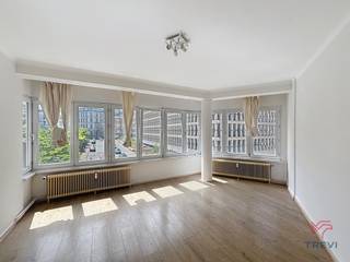 <p><strong>BRUSSEL, wijk Trône, vlakbij de Namuurpoort en het Leopoldpark, mooi ONBEMEUBELD appartement, gerenoveerd in 2025, van ±72 m² op de 2e verdieping met lift. Bestaande uit een inkomhal van ±7 m² die toegang geeft tot de woonkamer, de doucheruimte en de twee slaapkamers. Woonkamer van ±20 m² met ingerichte open keuken (oven, keramische kookplaten, afzuigkap, koelkast/diepvriezer, vaatwasser), 2 slaapkamers van ±10 m² en ±14,7 m², doucheruimte, apart toilet. EPB D+. Kelder (4 m²). Kosten: 150 €/maand (gemeenschappelijke kosten). Per direct beschikbaar. Afmetingen ter indicatie.</strong></p>
<p></p>
<p></p>
<p>Op de 2e verdieping met lift</p>
<ul>
<li>Entreehal van ±7 m²</li>
<li>Woonkamer van ±20 m²</li>
<li>Ingerichte open keuken (oven, keramische kookplaten, afzuigkap, koelkast/vriezer, vaatwasser)</li>
<li>Doucheruimte</li>
<li>Aparte wc</li>
<li>2 slaapkamers van ±10 m² en ±14,7 m²</li>
<li>Kelder</li>
</ul>