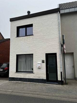 Instapklare halfopen bebouwing met parkeerplaats en EPC A in Bornem.<br /><br />Deze halfopen bebouwing is gelegen in een rustige omgeving in Bornem en werd gerenoveerd in 2024.<br /><br />De woning beschikt over een bewoonbare oppervlakte van 108 m² en is praktisch ingedeeld. Op het gelijkvloers bevindt zich een inkomhal met gastentoilet. Van daaruit kom je in de lichtrijke leefruimte met aansluitend een moderne keuken en toegang tot de tuin. Dankzij de grote raampartijen geniet u hier van veel natuurlijk licht en een aangename woonbeleving. Vanuit de keuken is er ook een zijingang naar een servitudeweg voor een gemakkelijke doorgang met fietsen.<br /><br />Op de verdieping vindt u 2 volwaardige slaapkamers en een badkamer die hedendaags is afgewerkt. De masterbedroom heeft een oppervlakte van 18m² met ingemaakte kasten.<br /><br />Buiten geniet u van een aangename tuin, ideaal om te ontspannen of om te genieten van zonnige dagen.<br /><br />Dankzij de grondige renovatie in 2024 heeft de woning een EPC A. Dit zorgt, in combinatie met de technische troeven zoals vloerverwarming en een ventilatie systeem D, voor een uitstekend wooncomfort.<br /><br />Parkeerplaats ter hoogte van Grootheide 52 is inbegrepen in de verkoopprijs.<br />