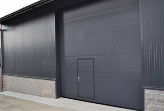 <p><span>Geïsoleerde loods van 155 m² - Vrije hoogte 4.5meter -  poort van 4 meter hoog en 4 meter breed.</span></p><p><span>Deze loods wordt verhuurd onder btw-regime.</span></p>