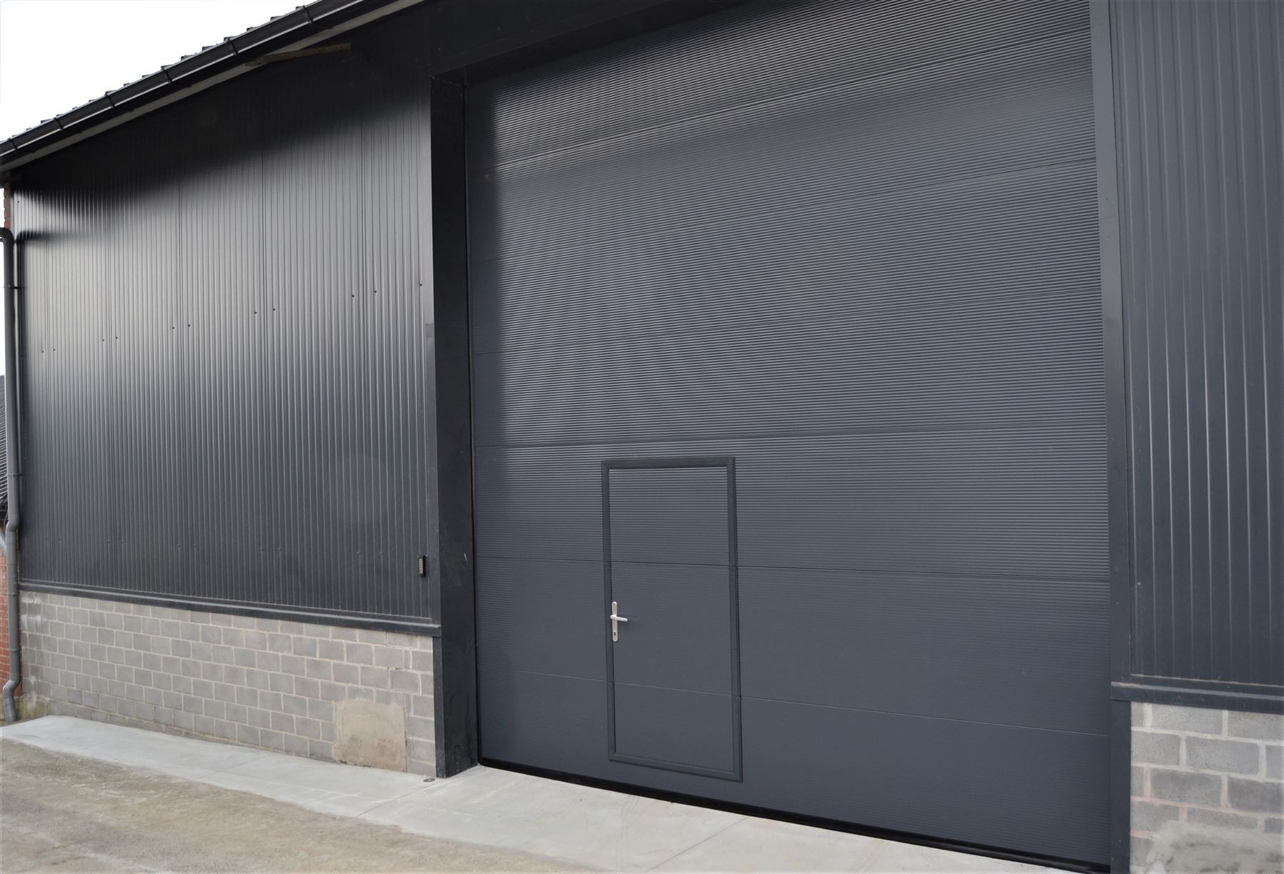 Geïsoleerde loods van 155 m² - Vrije hoogte 4.5meter -  poort van 4 meter hoog en 4 meter breed.Deze loods wordt verhuurd onder btw-regime.