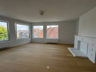 <p><span> RONSE - Vous êtes à la recherche d'un appartement au look branché dans un emplacement de choix à Ronse ? </span></p><p><span>Cet appartement est fait pour vous ! </span></p><p><span> </span></p><p><span>Les principaux atouts en bref : </span></p><ul><li><span>Situation très centrale au cœur de Ronse</span></li><li><span>A quelques pas des transports en commun (train et bus) </span></li><li><span>Proche des écoles et des commerces</span></li><li><span>Rénovation complète (2024) - EPC B </span></li><li><span>Look branché&amp;feel combiné avec des éléments authentiques</span></li><li><span>Ascenseur présent</span></li><li><span>Rangement dans la cave inclus</span></li></ul><p><span> </span></p><p><span>Voici à quoi ressemble l'appartement : </span></p><p><span>Situé au troisième étage. Le hall d'entrée, l'espace de vie extrêmement lumineux et spacieux avec vue sur le centre-ville de Ronse. La cuisine équipée de tout le confort moderne (réfrigérateur, four). La chambre à coucher spacieuse et la salle de bains avec une grande douche à l'italienne et un lavabo. Des toilettes séparées. Lit, armoire et machine à laver inclus.</span></p><p><span>La cave.</span></p><p><span> </span></p><p><span>Disponible immédiatement. Le loyer ne sera pas indexé. </span></p><p><span>Loyer : €835 exl. électricité, gaz et eau </span></p><p><span> </span></p><p><span>Intéressé(e) ? Contactez notre bureau pour une visite des lieux via notre site web : <span>www.axellenaerts.be/huren</span></span><span> </span></p><p><span> </span></p><p><span> </span></p><p><span> </span></p>