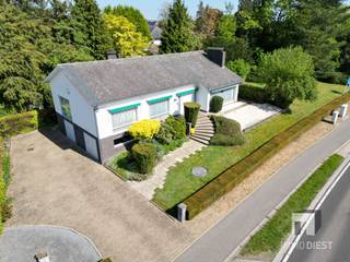 <p><span>GELIJKVLOERSWONING IN TESSENDERLO MET UITSTEKENDE POTENTIEEL</span></p><p><span> </span></p><p><span>Deze charmante gezinswoning bevindt zich op Baalberg in Tessenderlo en beschikt over 4 slaapkamers, een ruime bruikbare kelder, 2 garages en een leeftuimte met veel lichtinval.</span></p><p><span> </span></p><p><span>BUITENAANZICHT EN GRONDOPPERVLAK</span></p><p><span> </span></p><p><span>Het pand beschikt over een indrukwekkend perceel van 1260 m², voorzien van een aangename groene tuin aan de zuidzijde. Een ruim terras aan de achterkant en zijkant van de woning en voldoende parkeerruimte langs de woning.</span></p><p><span> </span></p><p><span>INDELING EN LEEFRUIMTEN</span></p><p><span> </span></p><p><span>Met een totale bruikbare vloeroppervlakte van 340 m² beschikt de woning over vier ruime slaapkamers, verdeeld over het pand. De leefgedeelten zijn voorzien van karakteristieke houten balkenplafonds met natuurlijke afwerkingen die warmte en elegantie uitstralen. Op het gelijkvloers bevinden zich 3 slaapkamers, badkamer met ligbad, gastentoilet, keuken en ruime lichtrijke leeftruimte.</span></p><p><span>Op de benedenverdieping is nog een 4 slaapkamer, een tweede badkamer met douche, twee inpandige garages die ook kunnen omgevormd worden tot multifunctionele bruikbare ruimtes gezien ze daglicht hebben. Een ruime kelderruimte zonder daglicht maar wel bruikbaar.</span></p><p><span> </span></p><p><span> </span></p><p><span>LIGGING EN OMGEVING</span></p><p><span> </span></p><p><span>De woning is gelegen in een rustige omgeving, perfect voor gezinnen of vrijberoepers die extra ruimte aan de woning zoeken. Door de hoger ligging straalt deze witte villa extra cachet uit.</span></p><p><span> </span></p><p><span>Een eigendom met potentieel voor diegenen die waarde hechten aan ruimte, ligging en praktische indeling.</span></p><p><span> </span></p><p><span>Bel Immo Diest 013/31.25.22, wij helpen u verder met de glimlach.</span><span> </span></p>
