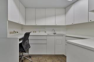 Dit charmante en commercieel gunstig gelegen handelspand voor gemengd gebruik bevindt zich in de populaire Brabantdam, op wandelafstand van de Korenmarkt en vlak bij het Zuid. Naast de centrale en vlot bereikbare ligging, wordt het pand gekenmerkt door grote raampartijen die zorgen voor veel natuurlijke lichtinval en optimale visibiliteit.De handelsruimte met mezzanine bevindt zich op het gelijkvloers. Daarnaast omvat het pand een ruim en praktisch ingedeeld duplexappartement op de eerste en tweede verdieping, evenals een gezellige studio met aangenaam dakterras.Zowel met de fiets als te voet of met het openbaar vervoer is dit handelspand vlot te bereiken. Wie met de wagen komt, vindt voldoende parkeergelegenheid in de straat of in de nabijgelegen parkings Gent Zuid en Kouter.Ideaal voor ondernemers die hun zaak willen uitbouwen op een locatie met sterke passage, én die tegelijk willen genieten van het comfort van een kwalitatieve woonruimte recht boven hun onderneming.Oppervlaktes: - Gelijkvloers: 61m²- Kelder: 61 m²- Mezzanine: 28 m² - Appartement: 122 m²- Studio: 56 m²- Dakterras: 56 m²Specificaties: - Tegelvloer - Parket- Dubbel glas- Centrale verwarming op aardgas- Airconditioning - warmtepomp (lucht/lucht) - LED-verlichting- SanitairBeschikbaarheid: Te bespreken. Hebt u interesse in dit handelspand met woonst te huur in Gent centrum? Neem contact op via business.gent@dewaele.com of via 09 245 35 35 voor meer info of een bezoek.