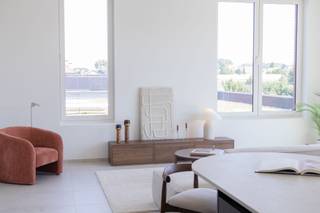 In het stijlvolle nieuwbouwproject Eilandpark te Sint-Lievens-Houtem, op wandelafstand van het centrum, bevindt zich deze exclusieve en hoogwaardig afgewerkte penthouse. Dankzij de combinatie van ruimte, lichtinval, duurzame materialen en hedendaags wooncomfort vormt deze eigendom een unieke opportuniteit voor wie op zoek is naar luxueus wonen op een rustige doch centrale locatie. Bij het betreden van de penthouse komt u terecht in de ruime inkomhal, waar voldoende plaats voorzien is voor een vestiaire. Verder beschikt de inkomhal over een gastentoilet en geeft deze toegang tot de verschillende leefruimtes. De zon- en lichtovergoten leefruimte vormt zonder twijfel het hart van het appartement. Dankzij de grote raampartijen geniet u hier van een uitzonderlijk ruimtegevoel en een overvloed aan natuurlijk licht. De open keuken sluit naadloos aan op de leefruimte en werd afgewerkt met duurzame en kwalitatieve materialen, volledig in lijn met het luxueuze karakter van de penthouse. Het ruime terras vormt een directe verlenging van de leefruimte en creëert een aangename buitenbeleving waar u in alle rust kan genieten van de zon en het open gevoel. Verder beschikt de penthouse over twee volwaardige slaapkamers, een ruim ingerichte badkamer, een praktische technische berging en een afzonderlijke stockageberging, wat zorgt voor extra comfort en opslagmogelijkheden. De penthouse wordt bovendien volledig geschilderd en voorzien van gordijnen, waardoor deze quasi instapklaar wordt opgeleverd. Ook op technisch vlak voldoet deze eigendom aan alle hedendaagse normen en technieken, wat resulteert in energiezuinig en toekomstgericht wonen. Bij de penthouse dient verplicht een ondergrondse autostaanplaats aangekocht te worden.<br /><br />De prijs wordt opgesplitst in een grondwaarde (onderhevig aan registratierechten) en een constructiewaarde (onderhevig aan 21% btw). De vermelde prijs is exclusief aankoopkosten en exclusief de aankoop van de parkeerplaats.<br /><br />Deze exclusieve penthouse combineert luxueus wooncomfort, hoogwaardige afwerking en een uitstekende ligging, en vormt daardoor een absolute topper binnen het project Eilandpark<br /><br />