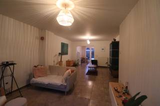 <strong>INDELING </strong><br /><strong>GELIJKVLOERS</strong><br />Inkomhal met fietsenberging, woonkamer met toegang tot de kelderruimte, open keuken voorzien van de volgende toestellen nl. keramische kookplaat, afzuigkap en dubbele spoeltafel, berging/wasplaats met aansluiting voor wasmachine/droogkast, aardgasbrander van de C.V. en warmwaterbereiding en toiletruimte. <br /><br /><strong>1STE VERDIEPING</strong><br />Overloop, 3 slaapkamers en badkamer voorzien van douchecel, badkamermeubel met lavabo en toilet. <br /><br /><strong>BUITEN </strong><br />Terras en omheinde stadstuin.