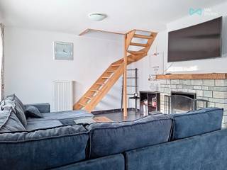 Charmante en lichtrijke duplex in een rustige straat – Zeker een bezoek waard!<br /><br />Deze mooie duplex is gelegen op de 3de verdieping van een kleinschalig gebouw, in een rustige straat, en biedt een aangename woonomgeving met een praktische indeling.<br />De woning bestaat uit: een inkomhal,een lichtrijke leefruimte met balkon, een volledig uitgeruste keuken, een praktische wasruimte ,een douchekamer, een ruime slaapkamer,<br />en bureau dat ook kan dienen als kinder- of logeerkamer. Via een trap in de leefruimte bereikt u de bovenverdieping met:e en grote slaapkamer, een eigen badkamer, een ruime bergruimte.<br />Andere pluspunten: <br />- Privatieve kelder<br />- Autostaanplaats inbegrepen<br />- Rustige ligging<br />- Ideaal voor koppels, kleine gezinnen of als investering<br /><br />Een comfortabel en goed ingedeeld appartement met veel potentieel.<br />Zeker een bezoek waard!