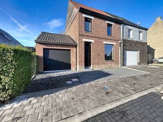 Volledig gerenoveerde halfopen bebouwing op 357 m², bestaande uit een inkomhal met gastentoilet, ruime en lichtrijke leefruimte met eet- en...