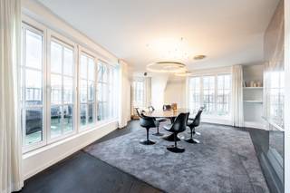 Cette villa-penthouse unique est située dans un petit immeuble sur la plage Albertstrand et offre une sensation exceptionnelle d'espace, de lumière...