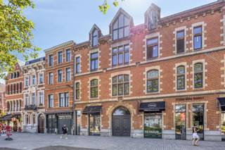 <p><strong>Commerciële Ruimte van ca. 105 m² op ’t Zuid.</strong></p>
<p><strong>Iconische gevel | Toplocatie | Hoge visibiliteit<br /></strong>Ontdek een uitzonderlijke commerciële ruimte in een prachtig gebouw in <strong>Neo-Vlaamse renaissancestijl</strong>, gelegen op een absolute <strong>AAA-locatie</strong> in het hart van ’t Zuid.</p>
<p><strong>De Ruimte</strong></p>
<ul>
<li><strong>105 m²</strong> polyvalente handelsruimte;</li>
<li>Twee open niveaus (gelijkvloers + sous-sol);</li>
<li>Centrale vide zorgt voor lichtinval en een open, architecturale beleving;</li>
<li>Elk niveau beschikt over een aparte berging.</li>
</ul>
<p><strong>Extra Mogelijkheden: </strong>Wil u groter gaan? Er zijn <strong>bijkomende oppervlaktes (105 m² tot 800 m²)</strong> beschikbaar, zodat u de volledige <strong>30 m brede gevel</strong> kunt benutten.</p>
<p><strong><br />Parkeren</strong></p>
<ul>
<li>Vlot parkeren dankzij publieke parkings <strong>Kooldok</strong>en <strong>Steendok</strong></li>
<li>Optionele <strong>privatieve autostaanplaats</strong>: €170/maand</li>
</ul>
<p><strong>Praktisch</strong></p>
<ul>
<li>Beschermd bouwkundig erfgoed</li>
<li>Maandelijkse kosten: €180 (beheer, gemeenschappelijke delen, provisie water)</li>
<li>Individuele aansluiting voor elektriciteit en gas</li>
</ul>
<p><strong>Ligging<br /></strong>Gelegen in het meest dynamische deel van ’t Zuid, omringd door cultuur, horeca, designzaken en uitstekende bereikbaarheid. <strong>Een perfecte plek voor galerie, conceptstore, atelier, kantoor of high-end retail.</strong></p>