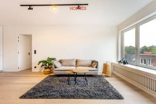 Dit <strong>ongemeubeld</strong> appartement van 85 m² is gelegen op een centrale locatie in Leuven, met een vlotte verbinding naar Gasthuisberg, IMEC, de E314 en E40. Het appartement bevindt zich op de vierde verdieping van het gebouw en is bereikbaar met de lift. Dankzij de ligging geniet u van een rustig wooncomfort met weinig tot geen inkijk. Het appartement beschikt over een ruime en lichtrijke leefruimte met open keuken, twee slaapkamers, een badkamer met aansluiting voor een was-/droogcombi en een apart toilet. De grote raampartijen zorgen voor veel natuurlijke lichtinval en een aangenaam open zicht. Verder is er een noordwestgericht terras, een privatieve kelderberging en één overdekte autostaanplaats inbegrepen in de huurprijs. Het appartement heeft een EPC-score B, wat zorgt voor een energiezuinig wooncomfort. De provisie voor verwarming en water bedraagt €150 per maand, de gemeenschappelijke kosten bedragen €75 per maand. Elektriciteit en internet dienen door de huurder afzonderlijk afgesloten te worden. Het appartement is <strong>onmiddellijk beschikbaar</strong>. Wenst u graag een bezoek of extra informatie? Aarzel dan zeker niet om contact op te nemen via info@homies.be.