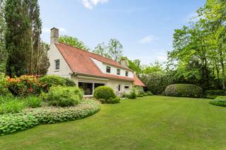 Gelegen nabij het kasteel van ’s-Gravenwezel bevindt zich deze elegante villa, uitstekend gelegen in een groene en residentiële omgeving met een zeer vlotte bereikbaarheid. Scholen, openbaar vervoer en de centra van zowel ’s-Gravenwezel als Schilde bevinden zich op korte afstand, terwijl de omliggende natuur een ideale omgeving vormt voor wandel-, fiets- en sportliefhebbers.<br />Deze villa combineert ruimte, licht en een uitzonderlijk potentieel op een gegeerde locatie.<br /><br /><strong>Indeling</strong><br />Via de ruime inkomhal met gastentoilet en vestiairegedeelte wordt u verwelkomd in de woning. Vanuit de hal heeft u toegang tot de verschillende leefruimtes, waaronder de bureauruimte, de keuken en de woonkamer.<br /><br />De lichtrijke woon- en eetkamer geniet dankzij de grote raampartijen van een prachtige connectie met de tuin en een overvloed aan natuurlijk licht. De groene omgeving vormt hier een rustgevend decor dat de leefruimtes een bijzonder aangename sfeer geeft.<br /><br />Aansluitend bevindt zich de volledig uitgeruste keuken met aanpalend een praktische berging, die rechtstreeks toegang biedt tot de dubbele inpandige garage.<br /><br />Zowel via de woonkamer als via de keuken bereikt u de prachtig aangelegde tuin met ruim terras en zonnetent, een heerlijke plek om te genieten of gasten te ontvangen.<br /><br />Op de eerste verdieping bevinden zich vijf slaapkamers en twee badkamers, wat deze woning bijzonder geschikt maakt voor grotere gezinnen of wie extra ruimte wenst voor bureau of hobby’s.<br />Tot slot beschikt de woning nog over een praktische opbergzolder en een kruipruimte onder de volledige woning.<br /><br />Een eigendom die rust, ruimte en woonkwaliteit combineert op een absolute toplocatie, met bovendien de mogelijkheid om deze villa verder naar eigen smaak en hedendaagse normen te verfijnen.<br /><br /><strong>Bijzonderheden</strong><br />+ Prachtige villa met uitzonderlijk potentieel<br />+ Zonnige oriëntatie<br />+ Uitstekende en groene ligging<br />+ 5 slaapkamers en 2 badkamers<br />+ Dubbele inpandige garage<br />+ Prachtig aangelegde tuin met terras