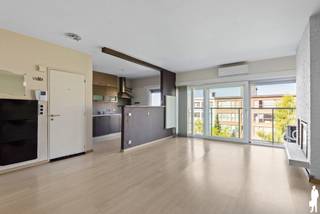 Appartement met 2 slaapkamers in de Neerlandwijk<br /><br />Dit appartement is gelegen op een toplocatie in Wilrijk, op wandelafstand van het Nachtegalenpark, het Park van Eden en het Valaarpark. Hier geniet u van een vlotte bereikbaarheid en alle dagelijkse voorzieningen binnen handbereik. Het appartement biedt een praktische indeling en vormt de ideale basis om het volledig naar eigen smaak op te frissen. <br /><br />Algemeen:<br />- Bewoonbare oppervlakte: ca. 89m² + terras 5m²<br />- Airco aanwezig<br />- Lichtrijk appartement<br />- Pelletkachel<br />- 2 ruime slaapkamers (ca. 20m² en 12m²) met uitzicht op de gemeenschappelijke tuin<br />- Gemoderniseerde badkamer met douche en wasmeubel (aansluiting WK/DK)<br />- Vliegenramen en rolluiken<br />- Privatieve kelderberging<br />- overdekte autostaanplaats<br />- LIFT AANWEZIG<br />- Gemeenschappelijke kosten: ca. 151,00 euro/maand (water, onderhoud gebouw en tuin, afvalcontainers, lift en syndicus,…)<br />- Gemeenschappelijke tuin<br />- Gemeenschappelijke fietsenberging<br /><br />Technische kenmerken/renovaties:<br />- Bouwjaar 1970<br />- Nieuwe condenserende ketel (2022)<br />- Elektriciteit conform<br />- EPC C: 270 kWh/m²jaar<br /><br />Indeling (ca. 89m²):<br />- Ruime leefruimte met grote raampartijen en airco<br />- Open keuken met keramisch kookvuur, vaatwasmachine en oven<br />- Toegang tot het terras vooraan<br />- Nachthal<br />- Badkamer met inloopdouche en enkel wasmeubel<br />- 2 slaapkamers met uitzicht op de tuin<br /><br />Onmiddellijke omgeving:<br />- Zeer vlotte bereikbaarheid naar Antwerpen en Brussel (A12)<br />- Nabij centrum van Wilrijk en Edegem
