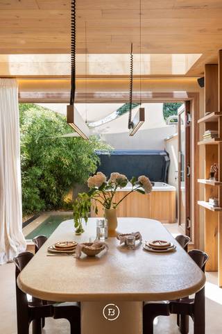 Stijlvolle woning in de Heilig-Hartwijk waar design, comfort en technologie perfect samenkomen. Met een bewoonbare oppervlakte van ca. 117 m² werd deze woning tot in de puntjes afgewerkt en volledig gerenoveerd (2026) met hoogwaardige materialen en oog voor detail.<br /><br />De woning verwelkomt u met een strakke, hedendaagse uitstraling waarbij mortex naadloos werd doorgetrokken in vloeren, muren en plafonds. In combinatie met de elegante visgraatvloeren op de verschillende niveaus ontstaat een warme en tegelijk luxueuze sfeer.<br /><br />De leefruimte is bijzonder sfeervol en doordacht ingericht en voorzien van een stijlvolle gashaard en een geïntegreerde muziekinstallatie van Audac. Aansluitend bevindt zich de industriële keuken in staal van Giorik, uitgerust met kwalitatieve toestellen en een grillplaat.<br /><br />Zowel in de master als doorheen de woning werden op maat gemaakte kasten voorzien, die perfect opgaan in het interieur en zorgen voor een strak en georganiseerd geheel.<br /><br />De badkamer straalt pure luxe uit en is voorzien van een regendouche en een private infrarood sauna, wat zorgt voor een exclusieve wellnesservaring in eigen huis.<br /><br />Op technisch vlak geniet u van hedendaags wooncomfort dankzij een warmtepomp, hoogrendementsglas en afzonderlijke airconditioning in elke ruimte. Het domoticasysteem van Bits & Bytes, samen met de videofoon, garandeert een vlotte en slimme bediening van de woning.<br /><br />De gevel, afgewerkt met kalei, geeft het geheel een tijdloze en stijlvolle uitstraling.<br /><br />Het terras is voorzien van een zoutwaterzwembad, jacuzzi en buitendouche. <br /><br />Een unieke opportuniteit voor wie op zoek is naar een instapklare, luxueus afgewerkte woning met karakter, midden in Hasselt en op wandelafstand van het centrum.