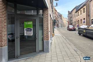 Dit handelspand ligt pal in het centrum van Borgloon, een stad met een historisch karakter en een groeiend toeristisch potentieel. Het gebouw...
