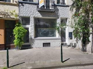 <p><span>BRUXELLES - Sainte-Catherine : Magnifique appartement meublé d'une chambre dans un immeuble entièrement rénové. </span></p><p><span> </span></p><p><span>Cet appartement est situé au 4e étage dans une rue calme du quartier animé de Sainte-Catherine. </span></p><p><span>À quelques pas, vous trouverez des boutiques branchées dans la rue Antoine Dansaert et les meilleurs cafés et restaurants (Henri, Nightshop, Kline, Jayu, Noordzee) dans les rues environnantes. </span></p><p><span>Profitez de la vie urbaine animée de Bruxelles dans un appartement entièrement rénové (fenêtres, isolation, nouvelle chaudière, cuisine, salle de bains, parquet) avec un mobilier de grande qualité. </span></p><p><span>Disponible immédiatement !</span></p><p><span> </span></p><p><span>DESCRIPTION :</span></p><p><span>Pièce à vivre ouverte avec parquet et coin repas. </span></p><p><span>Coin salon avec armoire encastrée.  </span></p><p><span>Cuisine ouverte moderne et entièrement équipée avec tous les appareils électroménagers. </span></p><p><span>Chambre avec lit double et salle de douche séparée avec WC. </span></p><p><span>Débarras avec lave-linge/sèche-linge. </span></p><p><span> </span></p><p><span>PARTICULARITÉS :</span></p><p><span> </span></p><p><span>- Charges communes : 100 €/mois (provision pour le chauffage + eau)</span></p><p><span>- Emplacement de choix </span></p><p><span>- Entièrement rénové </span></p><p><span>- Mobilier haut de gamme </span></p><p><span>- Disponible immédiatement </span></p><p><span> </span></p>