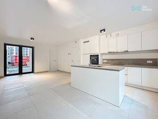 Mail: rent.brussels@weinvest.be Tel: 02/3155173<br /><br />We Invest is verheugd u dit appartement van 81m² te presenteren, gelegen in het hart van het residentiële project Mench in Schaarbeek (meer informatie over het project: https://immo.weinvest.be/mench/).<br /><br />Dit nieuwbouwproject biedt een rustige en groene leefomgeving, met een gemeenschappelijke tuin, terwijl het profiteert van een uitstekende bereikbaarheid dankzij de onmiddellijke nabijheid van het openbaar vervoer, winkels en belangrijke verkeersassen.<br /><br />Het appartement op het gelijkvloers bestaat uit twee slaapkamers, een mooie douchekamer, een ruime en lichte woonkamer met een open ingerichte keuken, een gastentoilet en een wasruimte. U geniet ook van een tuin.<br /><br />Kosten: €60 (maandelijkse provisie voor gemeenschappelijke lasten)<br /><br />Energieprestatiecertificaat: A<br /><br />Mogelijkheid om een parkeerplaats bij te huren voor €150/maand extra<br /><br />Voor meer exclusieve panden, bezoek www.weinvest.be<br />Voor de kaart, ga naar https://immo.weinvest.be/mench/
