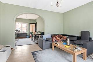 <p>In hartje Herentals wacht dit duplexappartement op een nieuwe start. Met zijn aparte inkom en twee volwaardige verdiepingen biedt het de perfecte basis voor wie een renovatie niet uit de weg gaat, maar net kansen ziet waar anderen werk zien.</p>
<p>Momenteel is het appartement bezet via een bezetting ter bede met een maandelijkse vergoeding van € 570. Dankzij de korte opzegtermijn (slechts één maand) is dit pand snel beschikbaar voor wie er zijn eigen verhaal van wil maken.</p>
<p>Een frisse make-over is hier absoluut op z’n plaats, maar dat betekent ook: volledig naar jouw smaak. Of je nu denkt aan verhuren, doorverkopen na renovatie, of er zelf iets moois van maakt, dit is zo’n pand dat groeit met jouw visie.</p>
<p>En dan hebben we het nog niet over de ligging gehad: centraal in Herentals, met alles vlakbij, van winkels tot openbaar vervoer. Een plek waar huurders graag wonen én investeerders graag kopen.</p>
<p>Klaar om hier iets moois van te maken? Laat van je horen via immo.jamar, we leiden je met plezier rond!</p>