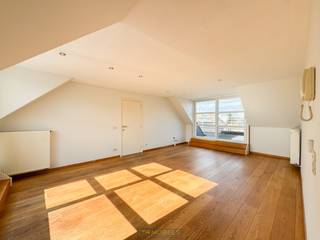 Instapklaar DAKAPPARTEMENT met OVERVLOEDIGE LICHTINVAL en TWEE ZONNIGE TERRASSEN in het hart van Zingem. Gelegen in een charmante,...