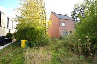 Uitzonderlijk goed gelegen bouwgrond van 688 m² geschikt voor het bouwen van een halfopen bebouwing, rustig gelegen en op een boogscheut van...