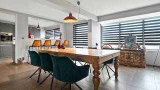 <p>Deze charmante gerenoveerde woning in Morkhoven biedt een perfecte mix van modern comfort en authentiek karakter. Bij het betreden van de woning komt u in de ruime inkomhal die directe toegangs verleent tot de gezellige leefruimte. In de leefruimte is er een volledig ingewerkt Dolby surround systeem. Aansluitend bevindt zich de volledig ingerichte eetkeuken, uitgerust met moderne apparatuur en afgewerkt met hoogwaardige materialen, ideaal voor culinaire liefhebbers.</p>
<p>Op het gelijkvloers vindt u daarnaast een multifunctionele ruimte die kan dienen als bureau of extra slaapkamer, afhankelijk van uw behoeften. Er is tevens een praktische wasplaats met toilet aanwezig.</p>
<p>Via de trap bereikt u de bovenverdieping, waar 3 ruime slaapkamers zijn ondergebracht. De badkamer is voorzien van een wastafel en een douche. Bovendien is er een extra kamer die perfect kan worden omgevormd tot een 2e badkamer (voorzieningen zijn getroffen) of als 4e slaapkamer gebruikt kan worden. Alle slaapkamers zijn voorzien van internet-aansluiting.</p>
<p>De zolderverdieping is een verrassend ruime polyvalente ruimte die naar wens kan worden ingericht als extra slaapkamer, muziekruimte, hobbykamer of opslagplaats.</p>
<p>Op het dak werden nieuwe dakpannen gelegd met levenslange garantie alsook nieuwe balken en panlatten. Deze werden voorzien van 30 cm isolatie.</p>
<p><span>Buitenruimtes en bijgebouwen</span></p>
<p>De woning beschikt over een praktisch bijgebouw voor het stallen van fietsen en andere benodigdheden. Het overdekte terras nodigt uit tot ontspanning en biedt de perfecte setting voor een gezellige loungeruimte met barbecue.</p>
<p>Achter het overdekte terras bevindt zich een zeer ruim bijgebouw, dat ooit dienst deed als diamantslijperij. Dit unieke pand bevat nog steeds de authentieke materialen van toen, wat een bijzonder nostalgisch karakter aan de ruimte geeft en tal van gebruiksmogelijkheden biedt.</p>
<p><span>Uitgevoerde renovaties</span></p>
<p>Deze woning is zorgvuldig gerenoveerd met oog voor kwaliteit en comfort:</p>
<p>2011: Vernieuwing van alle ramen, plaatsing van een moderne keuken, vernieuwing van de elektrische installatie (=conform, enkel plan dient nog opgemaakt te worden) en nieuwe vloertegels op het gelijkvloers. Er is uitgebreide isolatie aangebracht in de schuine muren, plafonds en tussenmuren voor optimale energie-efficiëntie en geluidsdemping.</p>
<p>2013: Installatie van aardgas. Daarnaast werd in het bijgebouw de oude vloer verwijderd en vervangen door een nieuwe beton- en werkvloer, wat de ruimte een frisse en functionele uitstraling geeft.<br /><br />Er worden weldra ook nieuwe koppelingen aan de riolering uitgevoerd ter verbetering van de straat!</p>
<p>Deze woning in Morkhoven is een unieke kans voor wie op zoek is naar een karaktervolle woning met moderne comfortelementen en een rijke geschiedenis. De aanwezigheid van meerdere bijgebouwen en een veelzijdige zolderruimte biedt tal van mogelijkheden voor wonen, werken en ontspanning.</p>
<p><em><strong>Bent u op zoek naar een veelzijdig en karaktervol pand met een unieke geschiedenis? Dan is deze gerenoveerde woning in Morkhoven zeker een bezoek waard!</strong></em></p>
<p>Bel ons op 014 72 83 77 ofwel rechtstreeks naar dossierverantwoordelijke Jasmine Tegenbos op het nummer: 0497 64 76 60.</p>