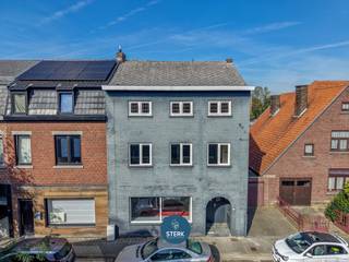 VEELZIJDIGE HANDELSRUIMTE + APPARTEMENT MET RUIME LOODS IN CENTRUM LANAKEN ! <br /><br />We vinden deze halfopen bebouwing met een bewoonbare oppervlakte van 164 m² + ruime loods van circa 263 m² terug op een perceel 6a 12ca in Lanaken. <br /><br />Voor meer informatie, neem zeker een kijkje op onze website via de volgende link:<br />https://www.sterkvastgoedmakelaars.be/detail/te-koop-woning-lanaken/7679329?dosearch=True&flowstatus=ForSale,ForSaleReserved,ForSaleWithBid,ToCompleteForSale,SoldUnderReserve,Sold&pageindex=1&pagesize=12&searchpage=ForSale&sortdirection=DESC&sortfield=pub_flowstatus&transactiontype=Sale