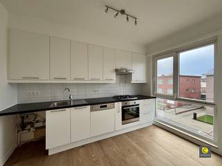 Vernieuwd 2-slaapkamerappartement Dit appartement is gelegen op de tweede verdieping van een kleinschalig gebouw zonder lift. Het heeft een centrale...