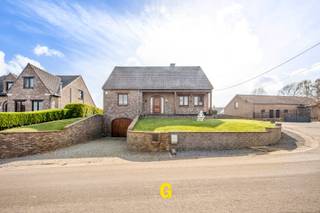 Langs de Bovenstraat in het landelijke Werm treft men deze verzorgde vrijstaande woning op een mooi perceel van 10a 10ca. <br /><br />De woning is gelegen op de hoek van de Bovenstraat en de Wanveldstraat. Dit vrijwel autoluwe straatje loopt uit in een ruilverkavelingsweg dat leidt naar de achtergelegen velden en weides. In deze mooie omgeving kan men heerlijk wandelen, fietsen, of een rondje joggen,… ideaal voor de natuurliefhebber en voor spelende kinderen. Hier zal het zeer aangenaam en rustig om wonen zijn, in een fijne gemoedelijke dorpse sfeer. <br /><br />Ondanks de rustige landelijke ligging, hoeft men niet in te boeten aan bereikbaarheid. Op een afstand van een tweetal kilometer ligt het centrum van Hoeselt zodat alles wat men dagelijks nodig heeft snel te vinden is. Het centrum van Bilzen ligt op een viertal kilometer, het centrum van Tongeren op een zestal kilometer. Met de oprit E313 zijn omliggende steden zoals Hasselt vlot bereikbaar. <br /><br />De woning werd opgericht door de huidige eigenaar begin jaren 90 en daarna voortdurend uitstekend onderhouden en verbeterd waar nodig. Omstreeks 2012 en 2013 werd de keuken vernieuwd en werd een zonneboiler geplaatst. De koper zal hier een degelijke verzorgde woning aantreffen die onmiddellijk bewoonbaar is, om op eigen tempo en volgens eigen noden eventueel verder op te frissen, zonder dat grote werken aan de orde zijn. <br /><br />INDELING/OMSCHRIJVING<br /><br />GELIJKVLOERS<br />-Ruime inkomhal met mooie volhouten siertrap en travertin vloeren<br />-Lichtrijke leefruimte met haard en toegang en zicht op het terras en de mooie tuin<br />-Knap afgewerkte keuken met zwart composieten werkblad en hoogwaardige toestellen zoals de Siemens combi- oven, kookplaat en vaatwasser<br />-Ruime veranda aansluitend op de keuken, met fijn zicht op de achtergelegen tuin, een ideale plek voor etentjes, gezellig samen te zijn of gewoon even tot rust te komen. <br />-Hal met WC<br />-Eerste slaapkamer (15 m²)<br />-Badkamer met bad en douche, in zeer verzorgde staat<br /><br />1STE VERDIEPING<br />-Nachthal<br />-2de ruime slaapkamer met sanitaire voorzieningen<br />-3de ruime slaapkamer<br />-Bureel of bergruimte<br /><br />KELDER ONDER DE VOLLEDIGE OPPERVLAKTE<br />-Inpandige garage, op gelijk niveau van de straat<br />-wasplaats<br />-kelderberging met ruimte voor CV<br />-werkplaats<br /><br />BUITENOMGEVING<br />-Leuk terras aansluitend op de leefruimte met fijn zicht op de tuin<br />-Ruime verzorgde volledig omheinde tuin, ook bereikbaar langszij langs de Wanveldstraat, zeker handig voor onderhoudswerken e.d.<br /><br />EPC: 367 kWh/m² pj – Geen renovatieplicht – CV op stookolie – zonnepanelen en zonneboiler. <br /><br />Maatregelen opgenomen in het Maatregelenregister: nee<br /><br />Deze fijn gelegen gezinswoning kan een mooi aanbod zijn voor (jonge) gezinnen die op zoek zijn naar een degelijk gebouwde zeer verzorgde open bebouwing met ruime tuin, om snel te bewonen zonder zware dringende kosten, gunstig gelegen in een mooie landelijke kindvriendelijke straat in een gemoedelijke gemeente, met nog steeds vlot toegang tot de talrijke faciliteiten die Bilzen-Hoeselt te bieden heeft. <br /><br />Bekijk zeker ook het filmpje!<br />https://www.instagram.com/p/DWi8GuUikfB/<br />https://www.facebook.com/share/v/1BcwDfLSGR/