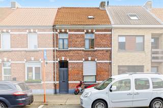 <p><span><span><strong><u>Te renoveren gesloten bebouwing in hartje Beveren (150m²)</u></strong></span></span></p><p><span><span>Dit betreft een gesloten bebouwing met stadstuin op een uitstekende locatie in een te renoveren staat.</span></span></p><p><span><span>De woning beschikt tevens over zeer vlotte verbindingsmogelijkheden via E17 + E34 (Antwerpen-Gent).</span></span></p><p><span><span>De vele mogelijkheden naar renovatie toe en de centrale ligging zijn slechts enkele van de vele troeven die deze woning te bieden heeft.</span></span></p><p><span><span> </span></span></p><p><span><span><strong>INDELING</strong></span></span></p><p><span><span> </span></span></p><p><span><span><u>Gelijkvloers:</u></span></span></p><p><span><span>Inkomhal.</span></span></p><p><span><span>Woonkamer.</span></span></p><p><span><span>Leefkeuken.</span></span></p><p><span><span>Badkamer.</span></span></p><p><span><span>Berging met o.a. aansluitingen voor wasmachine en droogkast.</span></span></p><p><span><span>Keldertje onder trap.</span></span></p><p><span><span>Stadstuin.</span></span></p><p><span><span> </span></span></p><p><span><span><u>1e verdieping:</u></span></span></p><p><span><span>3 slaapkamers.</span></span></p><p><span><span> </span></span></p><p><span><span><u>Zolder:</u></span></span></p><p><span><span>4de slaapkamer.</span></span></p><p><span><span> </span></span></p><p><span><span><strong>EXTRA</strong></span></span></p><p><span><span>Elektrische accumulatieverwarming.</span></span></p><p><span><span>Te renoveren.</span></span></p><p><span><span>Niet asbestveilig.</span></span></p><p><span><span>De woning is momenteel verhuurd en kan daardoor interessant zijn als investering.</span></span></p><p><span><span>Vlotte verbindingsmogelijkheden naar Antwerpen en Gent door de nabijheid van zowel E34 als E17.</span></span></p>