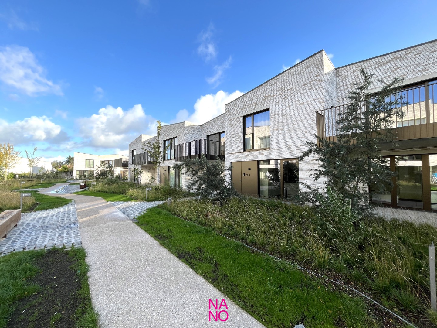 STIJLVOLLE nieuwbouwwoning met 3 slaapkamers, uiterst zonnige terrassen en een dubbele garage en dit gelegen in het UNIEKE woonproject KALVEKEET, uiterst discreet en rustig gelegen op wandelafstand van het centrum van Knokke-Heist. - foto 5