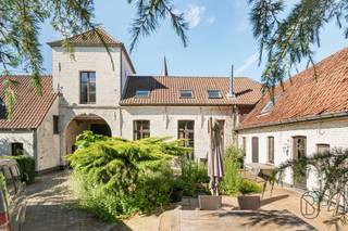 Charmante maison de caractère d’un jardin intérieur unique et bénéficiant d’une vue magnifique. Au cœur du magnifique Mont-de-l’Enclus se trouve cette authentique remise à calèches pleine de caractère, qui attend un nouveau propriétaire visionnaire.Le bâtiment principal, une charmante remise à rénover, offre de nombreuses possibilités pour créer une demeure unique et pleine de caractère. Les éléments authentiques et la structure constituent une base magnifique pour un projet de rénovation où charme et confort moderne peuvent aller de pair.Une opportunité rare pour les amateurs de propriétés de caractère, de projets de rénovation et de lieux uniques.Idéal pour des chambres d’hôtes, des professions libérales ou des promoteurs immobiliers. Visite sur rendez-vous auprès d’IMMO BEGUIN : info@immobeguin.be