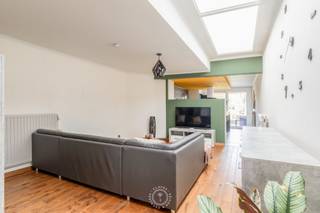 Deze instapklare woning combineert een <strong>uitstekende bereikbaarheid</strong> met een <strong>aangename, warme woonbeleving</strong>. Een woning waar licht, gezelligheid en praktisch comfort mooi samenkomen.<br /><br />Via de inkomhal komt u binnen in de <strong>zeer lichtrijke woon- en zitkamer</strong>, zonder twijfel het kloppend hart van deze woning. De grote hoeveelheid natuurlijk licht zorgt hier meteen voor een <strong>aangename sfeer </strong>en maakt dit tot een <strong>heerlijke plek</strong> om thuis te komen.<br />Aansluitend bevindt zich de <strong>prachtige, volledig uitgeruste keuken</strong>. Een echte blikvanger waar koken en gezellig samenzijn hand in hand gaan. Terwijl er gekookt wordt, schuift u gewoon aan op een krukje voor een aperitief en een gezellige babbel.<br />Ook <strong>aan het praktische aspect werd gedacht</strong>. Vooraan de woning beschikt u over een handige ruimte voor het stallen van fietsen, zodat deze netjes en gemakkelijk bereikbaar opgeborgen kunnen worden.<br /><br />Op de eerste verdieping bevinden zich<strong> twee ruime slaapkamers</strong> en de badkamer. De tweede verdieping verrast vervolgens met een bijzonder <strong>ruime en leuke derde kamer</strong>. <br /><br />Ook buiten is het heerlijk vertoeven. De <strong>zonnige tuin</strong> is ideaal voor wie graag zoveel mogelijk van de zon geniet. Bovendien beschikt u over een <strong>overdekt gedeelte van het terras</strong>, waardoor u ook bij minder goed weer gezellig buiten kunt blijven zitten.<br /><br />Nog eens <strong>kort samengevat</strong>: een instapklare en gezellige woning met een mooie en lichtrijke leefruimte, fantastische keuken, drie volwaardige kamers en een fijne tuin, én dat alles op een vlot bereikbare locatie.<br /><br />Wenst u een bezoek in te plannen voor deze prachtige woning? Bel voor info of een vrijblijvend bezoek naar 03 502 98 74 of mail naar kristof@claves.be.