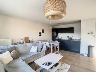 <p>Bel appartement de 2 chambres à coucher bien situé à Herent! <br /><br />*** Les visites ne peuvent être demandées que via www.living-stone.be ***<br /><br />L'appartement est situé au premier étage de la résidence 'Brouwershaven'. L'immeuble d'appartements est situé dans une zone verte, et à deux pas de la gare. <br /><br />L'appartement comprend un hall d'entrée spacieux avec des toilettes pour invités. Depuis le hall d'entrée, vous avez accès à la salle de séjour lumineuse avec une cuisine ouverte et moderne équipée (four combiné, réfrigérateur, plaque vitrocéramique, hotte aspirante, lave-vaisselle et évier). Adjacente à la salle de séjour, la terrasse ensoleillée bénéficie du soleil de l'après-midi et du soir. <br /><br />Il y a également deux chambres situées à l'arrière du bâtiment avec vue sur le parc. La salle de bains est équipée d'un meuble-lavabo simple, d'une baignoire avec douche et tous les raccordements sont prévus pour installer un lave-linge/sèche-linge. <br /><br />Enfin, le parking privé souterrain et le local à vélos commun sont inclus dans le loyer. <br /><br />Prix de la location : 950 €/mois<br />Frais communs : 75 €/mois (frais généraux)<br />Disponibilité : 01/10/2026 <br />Services publics : eau, gaz et électricité individuels</p>