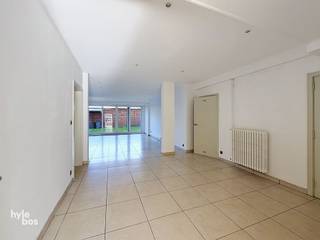 <p><span>Sint-Niklaas, Parklaan 70 bus 1, een groot gelijkvloers appartement van 152m² met  aangename living van 35  m²,  degelijk afgewerkt met inbouwspots en groot schuifraam naar een mooie stadstuin.  Ingerichte keuken met elektrisch kookvuur, dampkap en vaatwasmachine. Toegang tot de tuin met doorgang naar de garage.  Ingerichte badkamer met ligbad en douche mogelijkheid, lavabo in meubel en toilet.  Afzonderlijke wasplaats en berging, afzonderlijk gastentoilet, 3 grote slaapkamers.  Zoek je een groot appartement, zoek je rustig te wonen en heb je graag een groen uitzicht, dan moet je dit appartement zeker zien. </span></p>