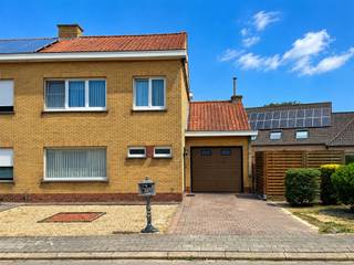 <p><span>Op een centrale ligging in Vichte bevindt zich deze verzorgde gezinswoning met garage, drie slaapkamers en een onderhoudsvriendelijke tuin. De woning biedt een praktische indeling en vormt een interessante opportuniteit voor wie op zoek is naar een eigen thuis die stap voor stap verder kan worden gemoderniseerd.</span></p><p><span>Op het gelijkvloers komt u binnen in de leefruimte, waar de grote raampartijen zorgen voor een aangename lichtinval. De woonkamer staat in directe verbinding met het terras en de tuin, waardoor binnen- en buitenleven mooi in elkaar overvloeien. Aansluitend bevindt zich de keuken, die uitgerust is met de nodige toestellen en voldoende kastruimte biedt voor dagelijks comfort. Verder beschikt de woning over een inpandige garage met plaats voor een wagen en extra bergruimte.</span></p><p><span>De tuin is volledig afgesloten en biedt een rustige buitenruimte waar kinderen kunnen spelen of waar u in alle privacy kunt genieten van het mooie weer. Dankzij de beperkte onderhoudsbehoefte blijft er meer tijd over om van de buitenruimte te genieten.</span></p><p><span>Op de verdieping bevinden zich drie volwaardige slaapkamers en een badkamer uitgerust met een ligbad met douchemogelijkheid, wastafel en toilet. De kamers bieden tal van mogelijkheden voor gezinnen, thuiswerkers of wie extra ruimte wenst voor hobby's of gasten.</span></p><p><span>Deze woning combineert een centrale ligging nabij winkels, scholen en openbaar vervoer met een functionele indeling en een solide basis. Een ideale kans voor wie op zoek is naar een gezinswoning met potentieel in het hart van Vichte.</span></p>