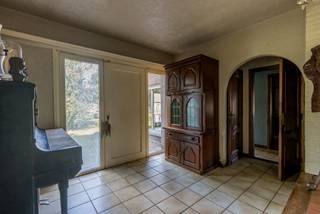 Te renoveren gelijkvloerse woning op prachtig perceel van 17.207m².<br /><br />Op zoek naar een ruim perceel met achterliggende weilanden, dan is deze eigendom misschien iets voor u! Renoveren of herbouwen, de keuze is aan de koper!<br /><br />Indeling leefgedeelte: inkomhal, gastentoilet, leefruimte (zitkamer en eetkamer), keuken, wasplaats en achterliggend deels veranda en overdekt terras.<br />Indeling nachtgedeelte: badkamer (bad, douche, dubbele lavabo en toilet), 3 slaapkamers.<br /><br />Links achteraan is er een losstaande garage voorzien en is er tevens langs de woning een connectie met de achterliggende weides.<br /><br />Qua ligging zitten we hier centraal op de verbindingsbaan tussen Herselt en Aarschot. Met veel fiets- en wandelpaden en in de directe omgeving van de Langdonken. Ook is er een goede verbinding naar de omliggende gemeenten en de E314. Station van Aarschot is hier op 15min.<br /><br />Bent u geïnteresseerd en wenst u een bezoek? Bel ons op het nummer 014 58 02 08.<br /><br />*omlijning op de foto is louter ter informatie en niet bindend.